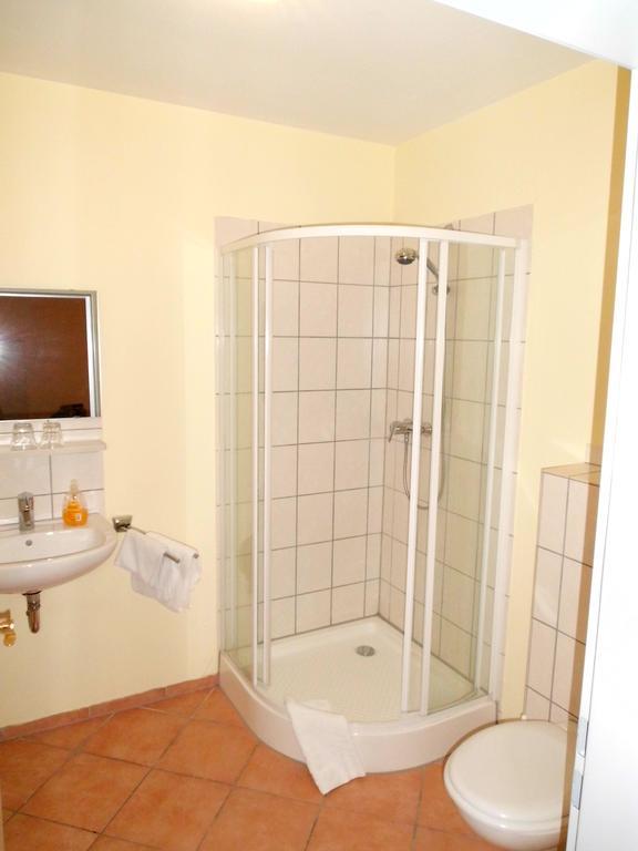 Small Double Room,463094679:JPEG